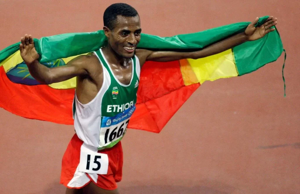 Bekele celebra su récord olímpico en los 10.000m de Pekín 2008