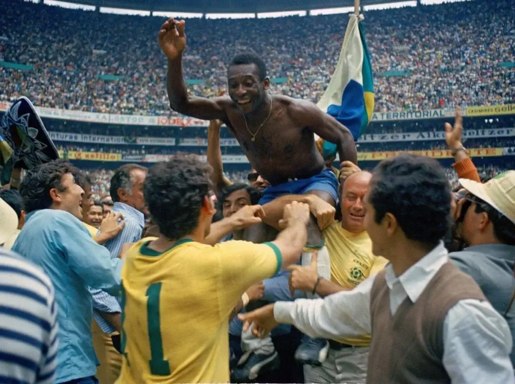 Pelé, encumbrado tras la victoria de Brazil en la Copa del Mundo 1970